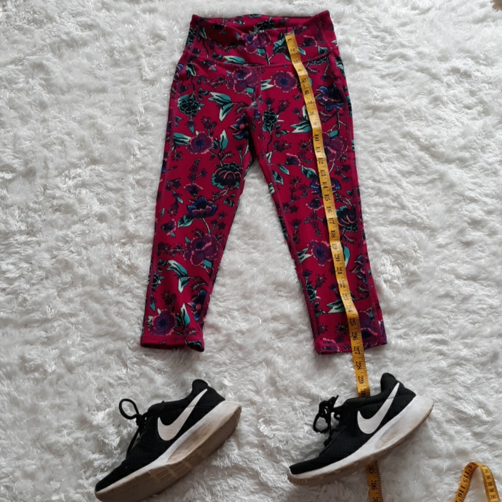 NWOT cropped moisture-wicking compression leggings